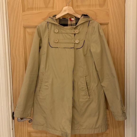 Adorable beige trench coat with hood and plaid accents - Picture 7 of 9